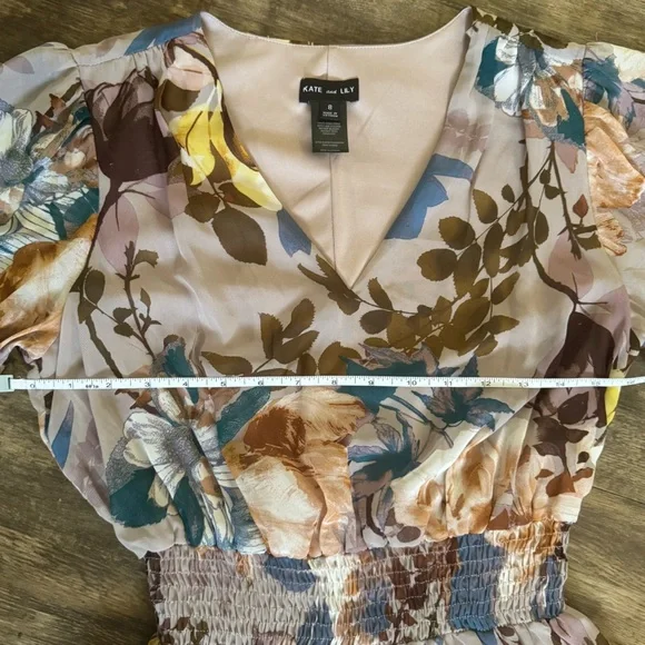 Chic Floral Midi Dress with V-Neck - Picture 10 of 12